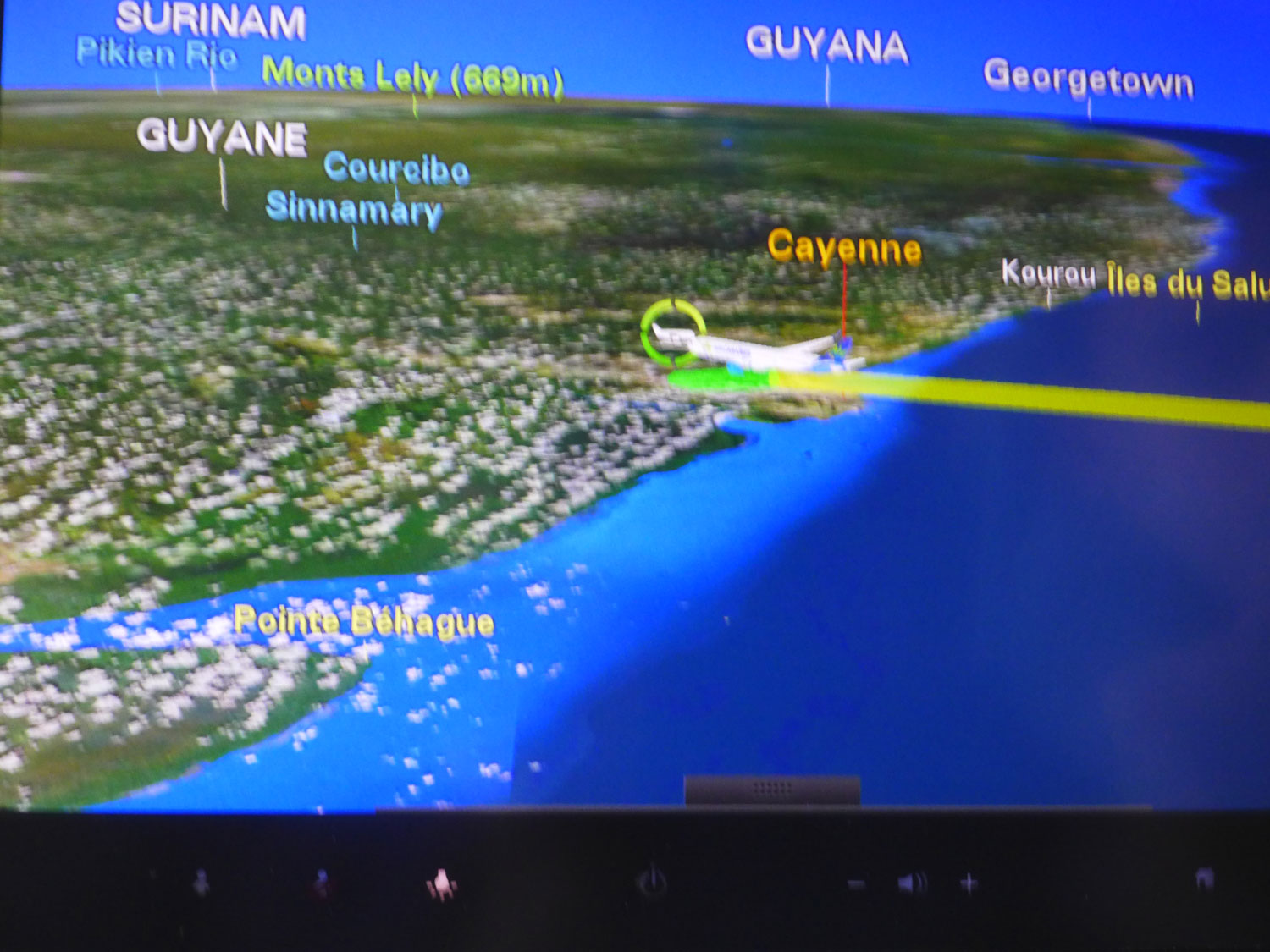 L’écran passager confirme que l’atterrissage en Guyane est imminent.
