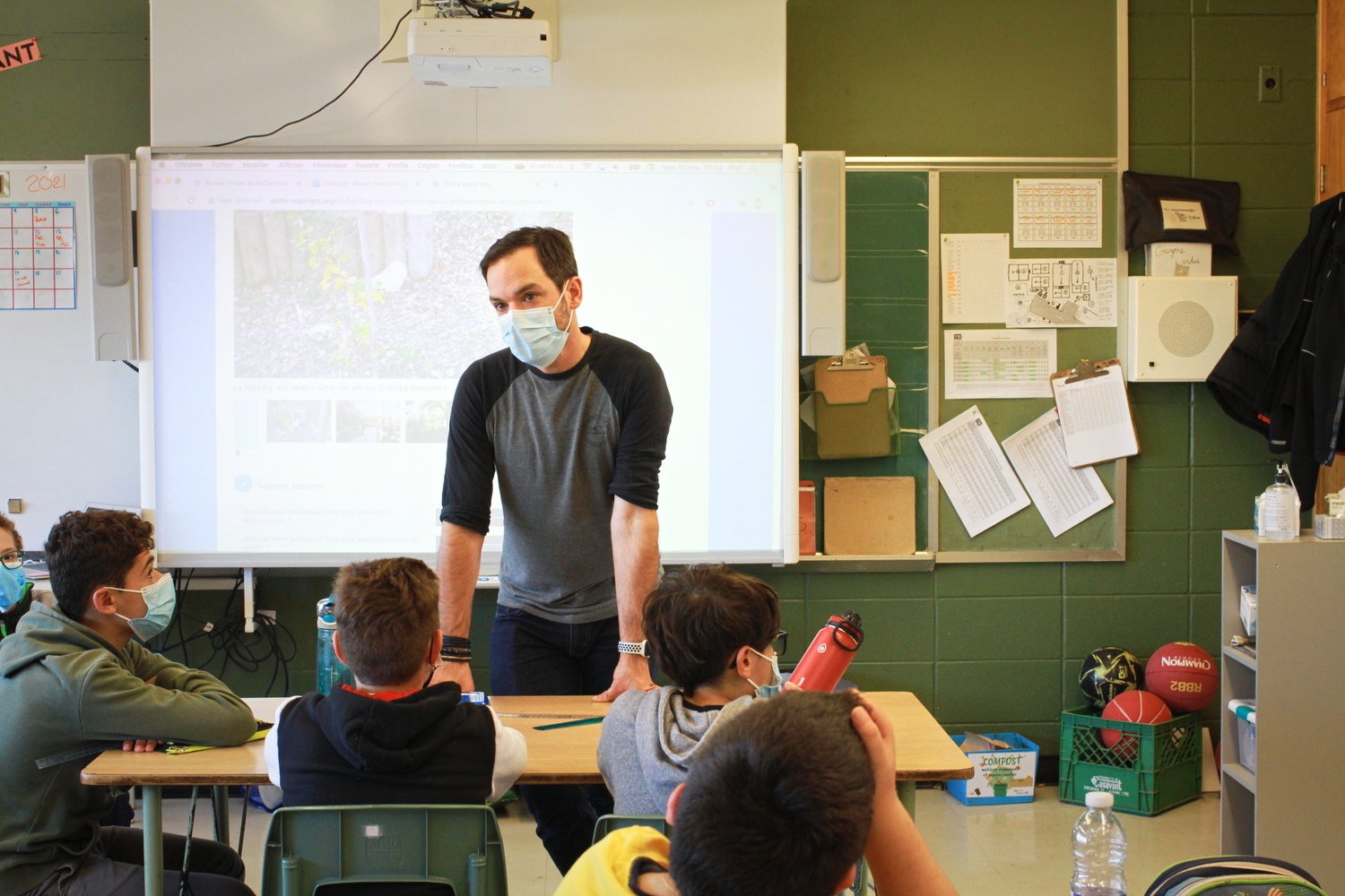 L’enseignant québécois avec ses élèves © Globe Reporters