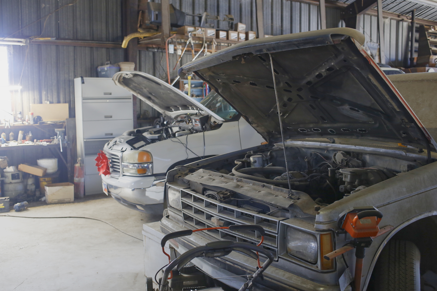 Des voitures à réparer au garage © Globe Reporters 