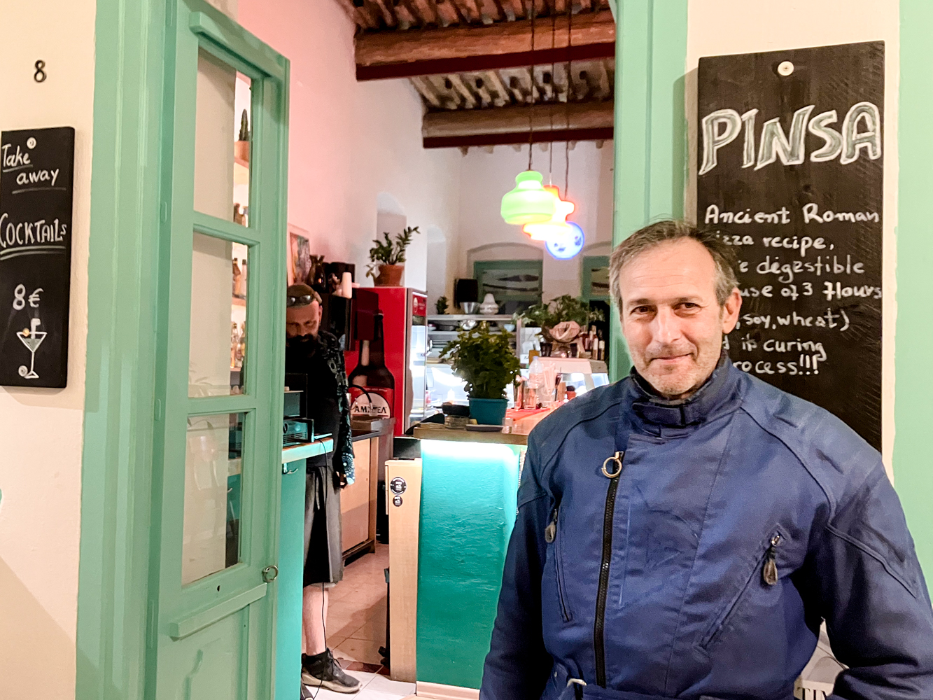 Antonis MARAGOS, directeur artistique du festival de rebétiko de Syros, devant le café où s’est déroulée l’interview © Globe Reporters