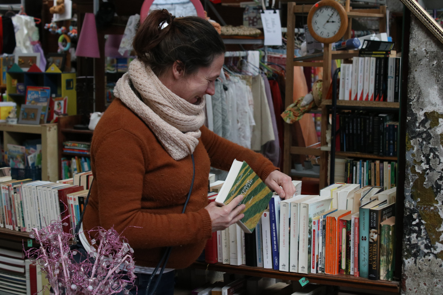 Zoé, une des deux salariés de l’association, met des livres en rayon © Anouk PASSELAC / Globe Reporters