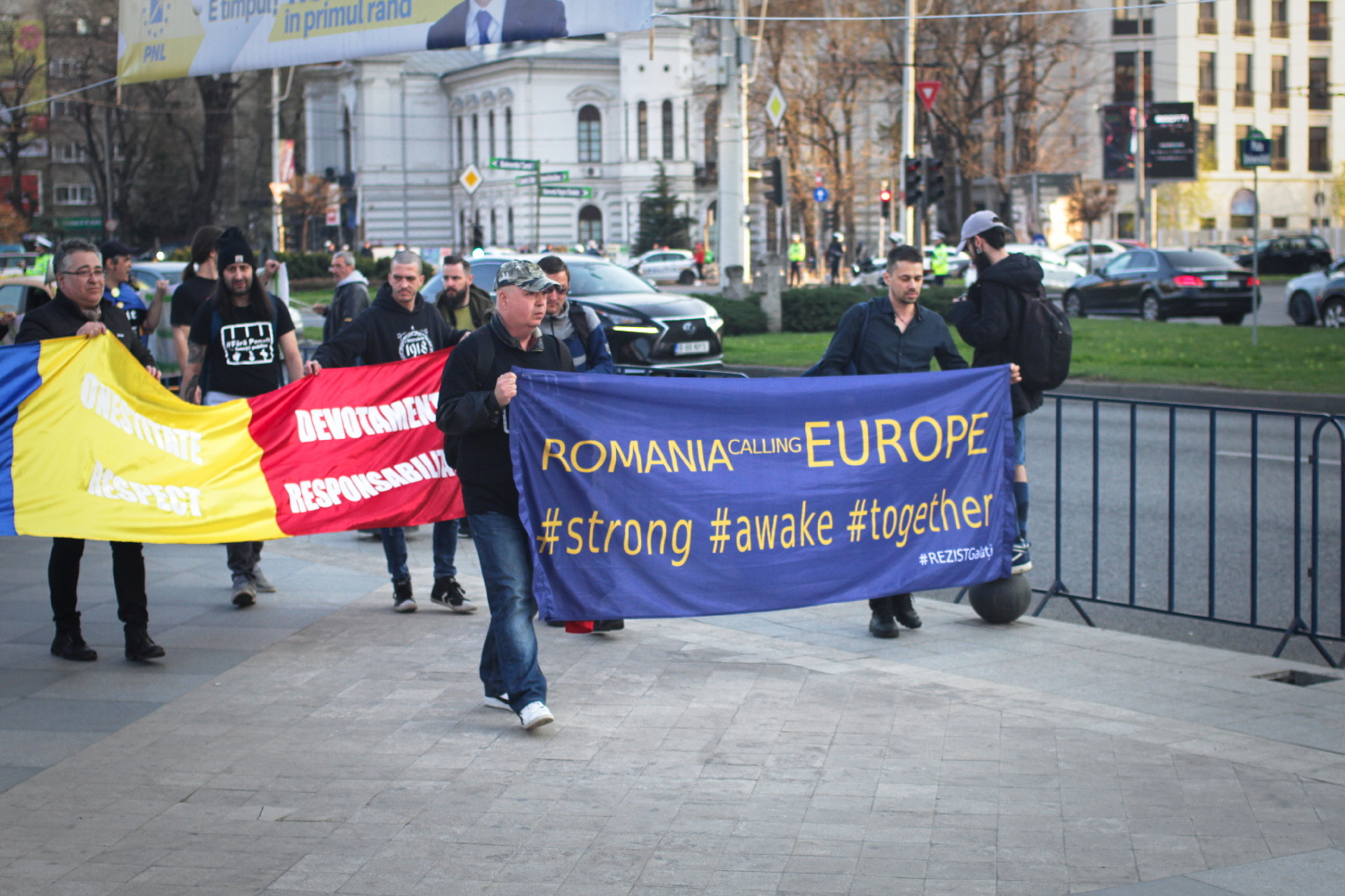 Au retour, notre envoyée spéciale tombe sur une petite manifestation contre le gouverne-ment, les réformes de justice et la corruption. Depuis février 2017, les manifestations sont fréquentes contre le pouvoir en place. L’Union européenne est souvent appelée à « sauver » le pays. Ici, la banderole annonce : « Romania appelle l’Europe #fort #réveil #ensemble ».