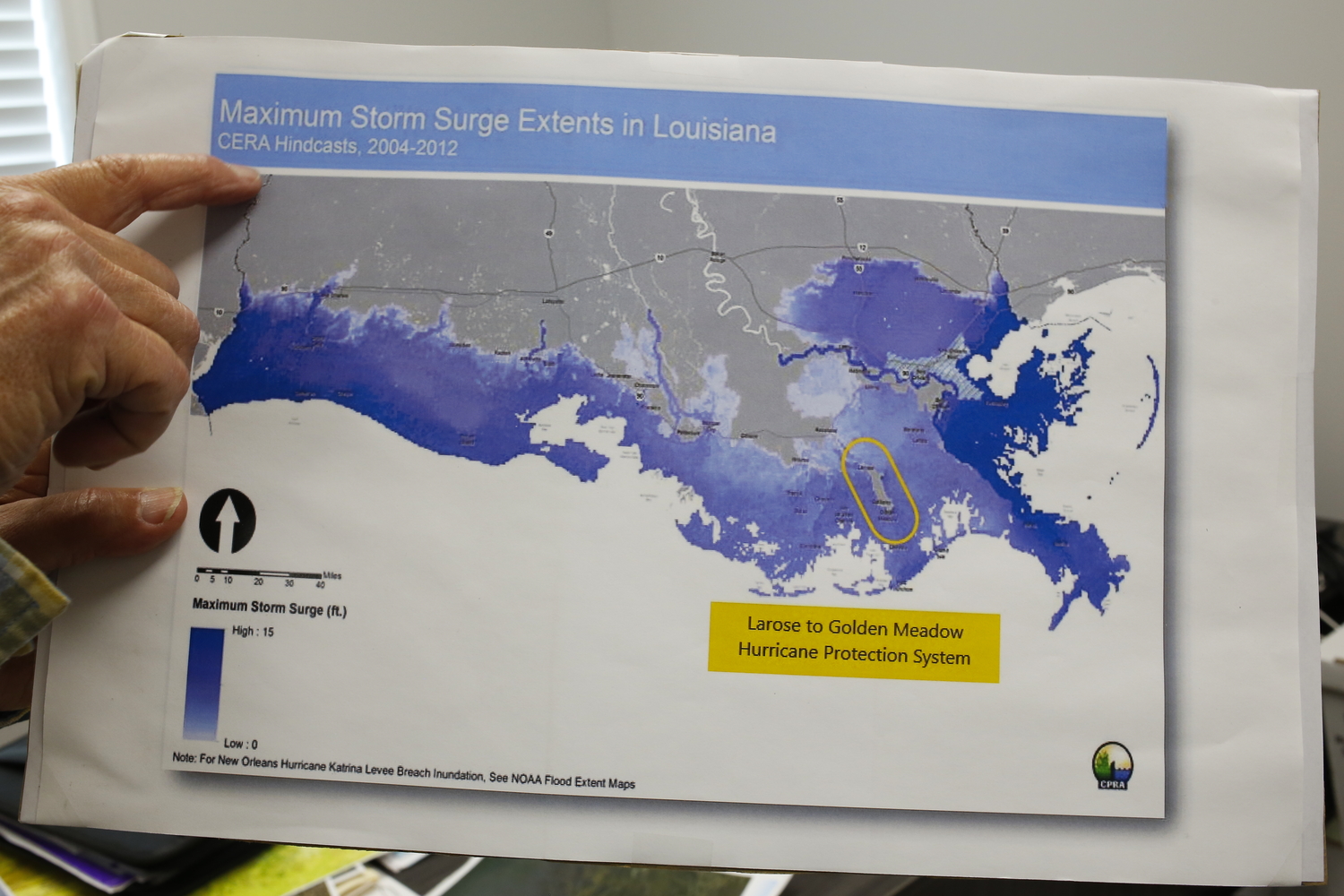 La carte montre le niveau des inondations en Louisiane entre 2004 et 2012. Avec la digue du bayou Lafourche, la zone est protégée (entourée en jaune) © Globe Reporters