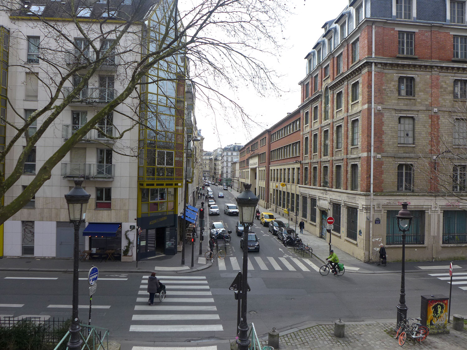Dans cette rue qui conduit vers la Place de la République, on observe les aménagements pour vélos de plus en plus nombreux dans la capitale.