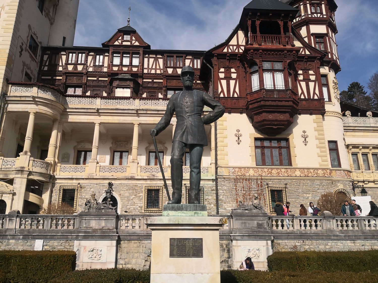 Statue de Carol Ier, premier roi de Roumanie. C’est lui qui a fait construire le château de Peleş © Globe Reporters