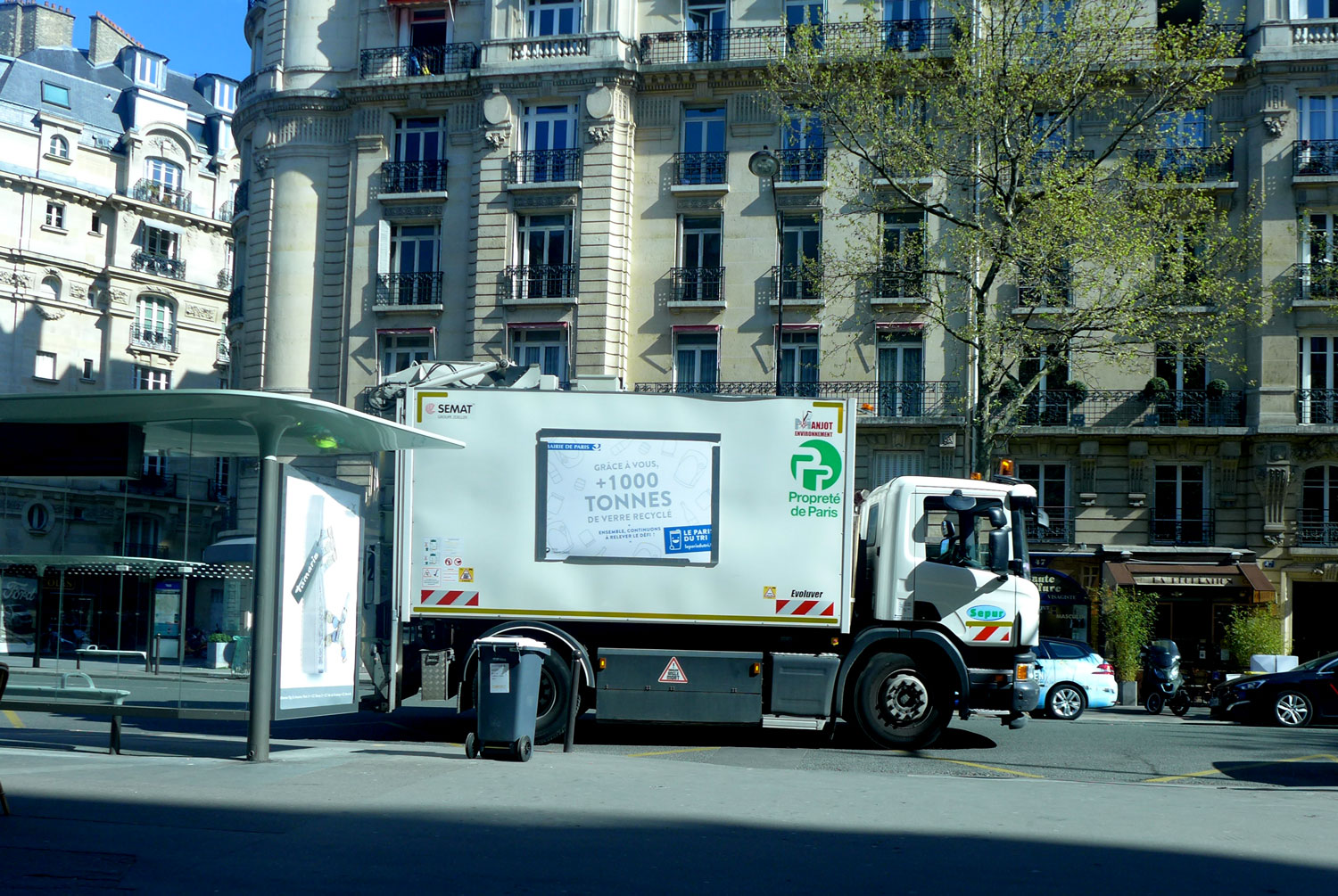 La mairie de Paris profite des camions des éboueurs pour encourager au recyclage.