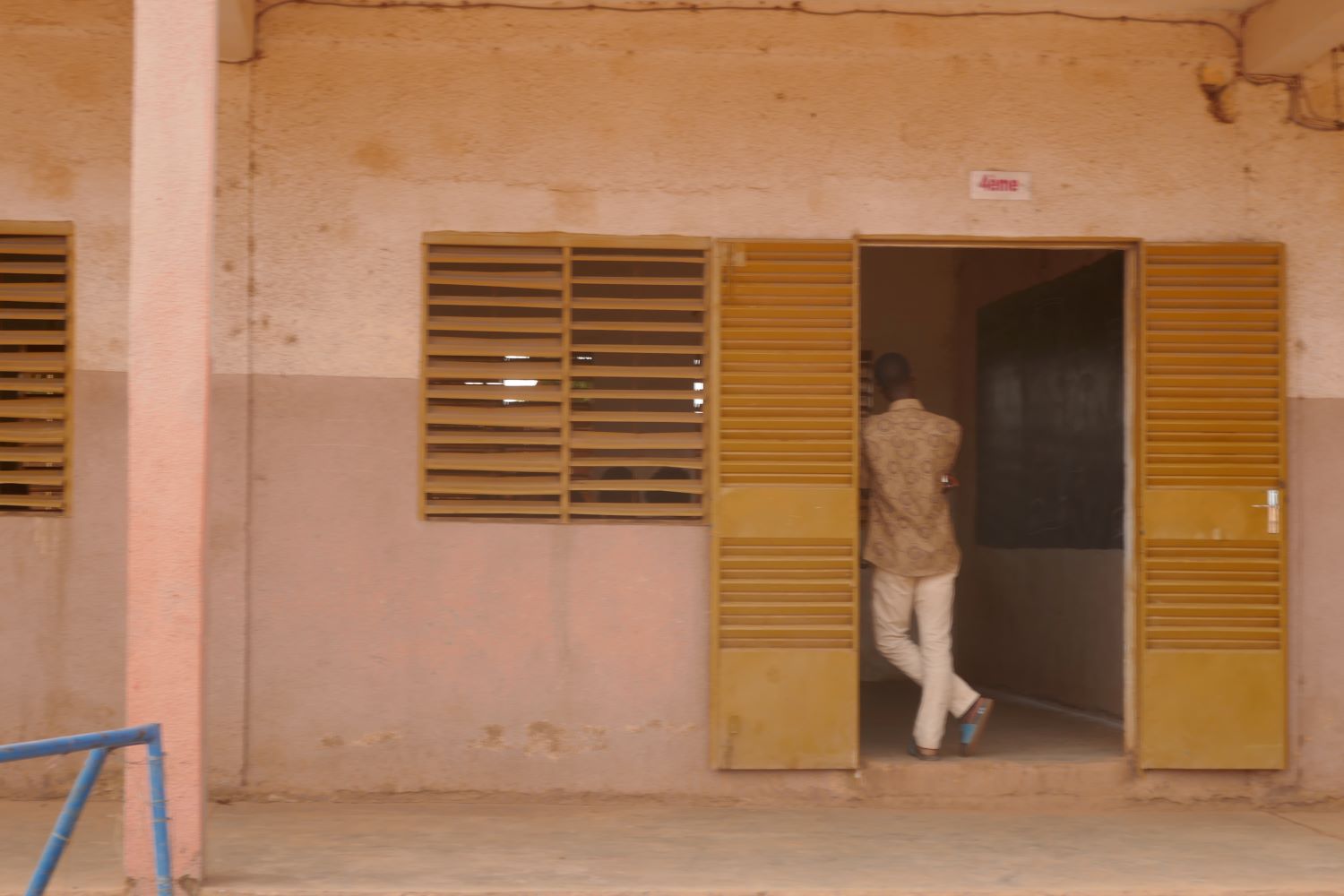 Vu de l’entrée de la classe de 4ème où les globe-reporters burkinabé répondent à leurs camarades, de Châlons-en-Champagne © Globe Reporters/Zabda