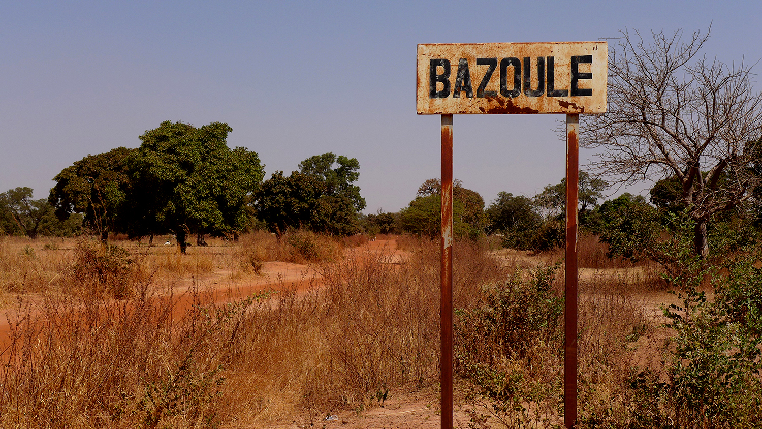 Bazoulé est situé à 40 kilomètres de Ouagadougou, dans une région très aride. 