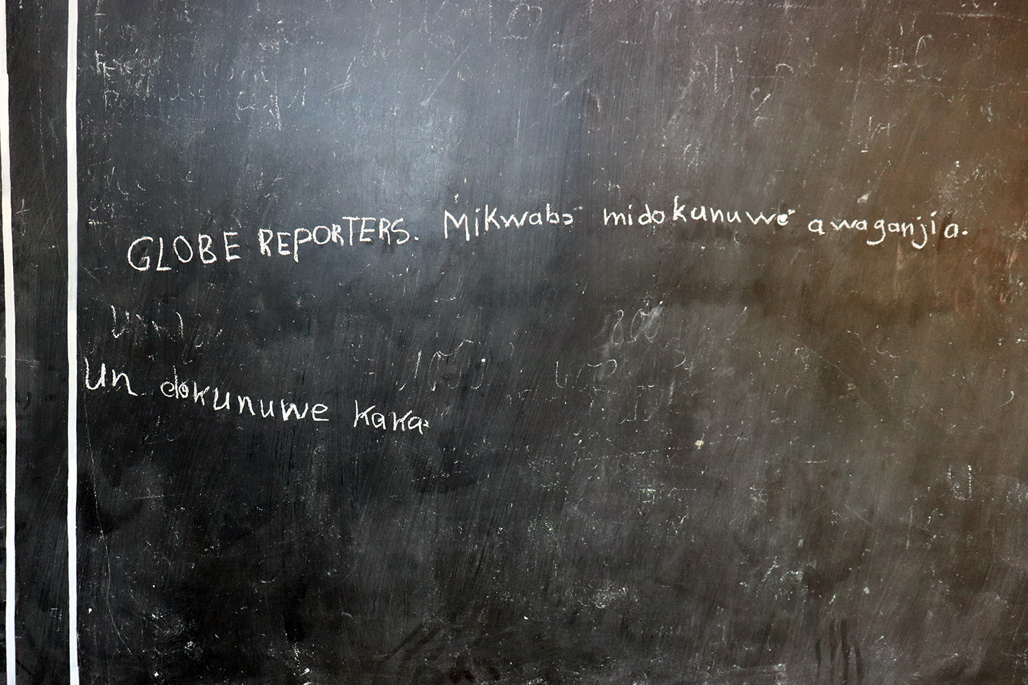 Message de bienvenue destiné aux globe-reporters écrit au tableau en fongbé par les élèves de CM1 à l’école primaire de Honvié.