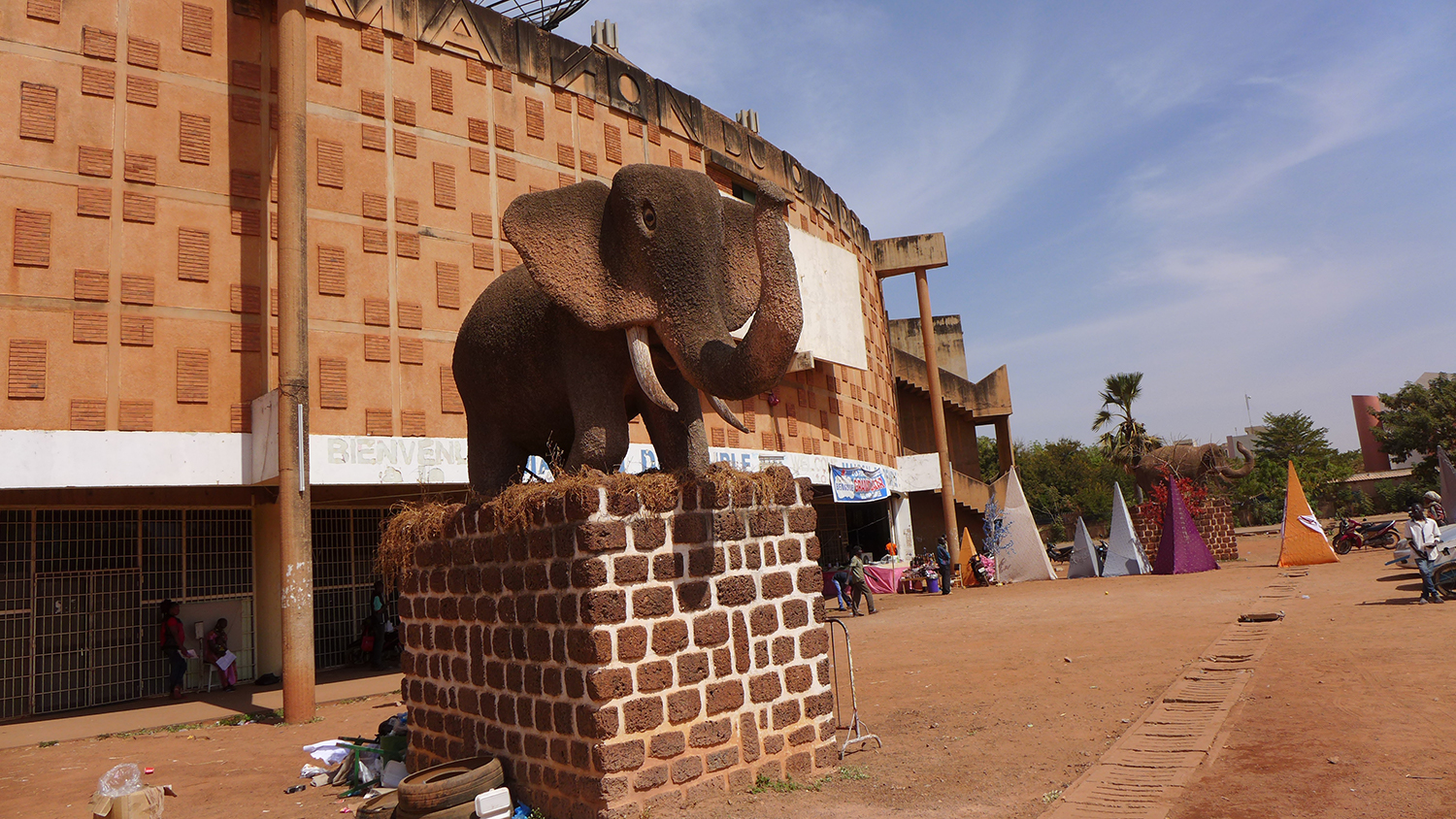 Deux éléphants en pierre gardent la Maison du Peuple, symbole du principal parti politique du Burkina Faso. 