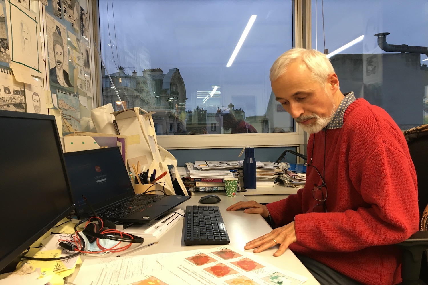 Erwan CORDEAU analyse des cartes à son bureau de l’Institut Paris Région © Globe Reporters