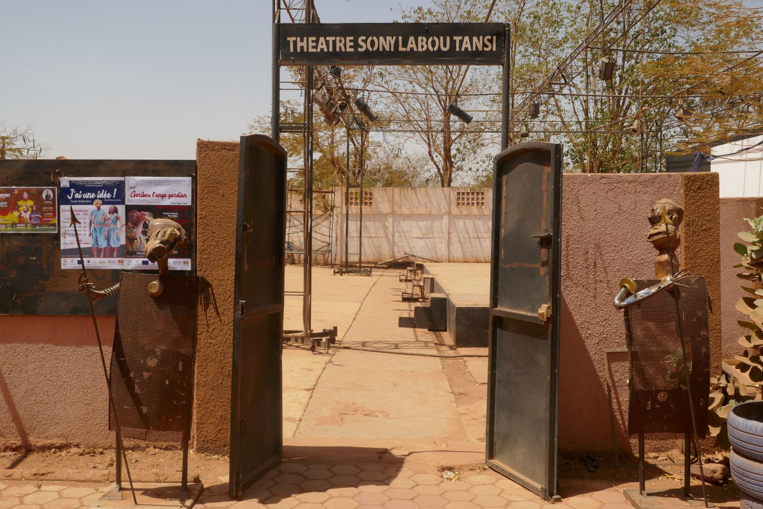 Gardée par deux gardiens, voici l’entrée du théâtre de l’espace Gambidi. Elle porte le nom du fameux écrivain et dramaturge Soni Labou Tansi © Globe Reporters