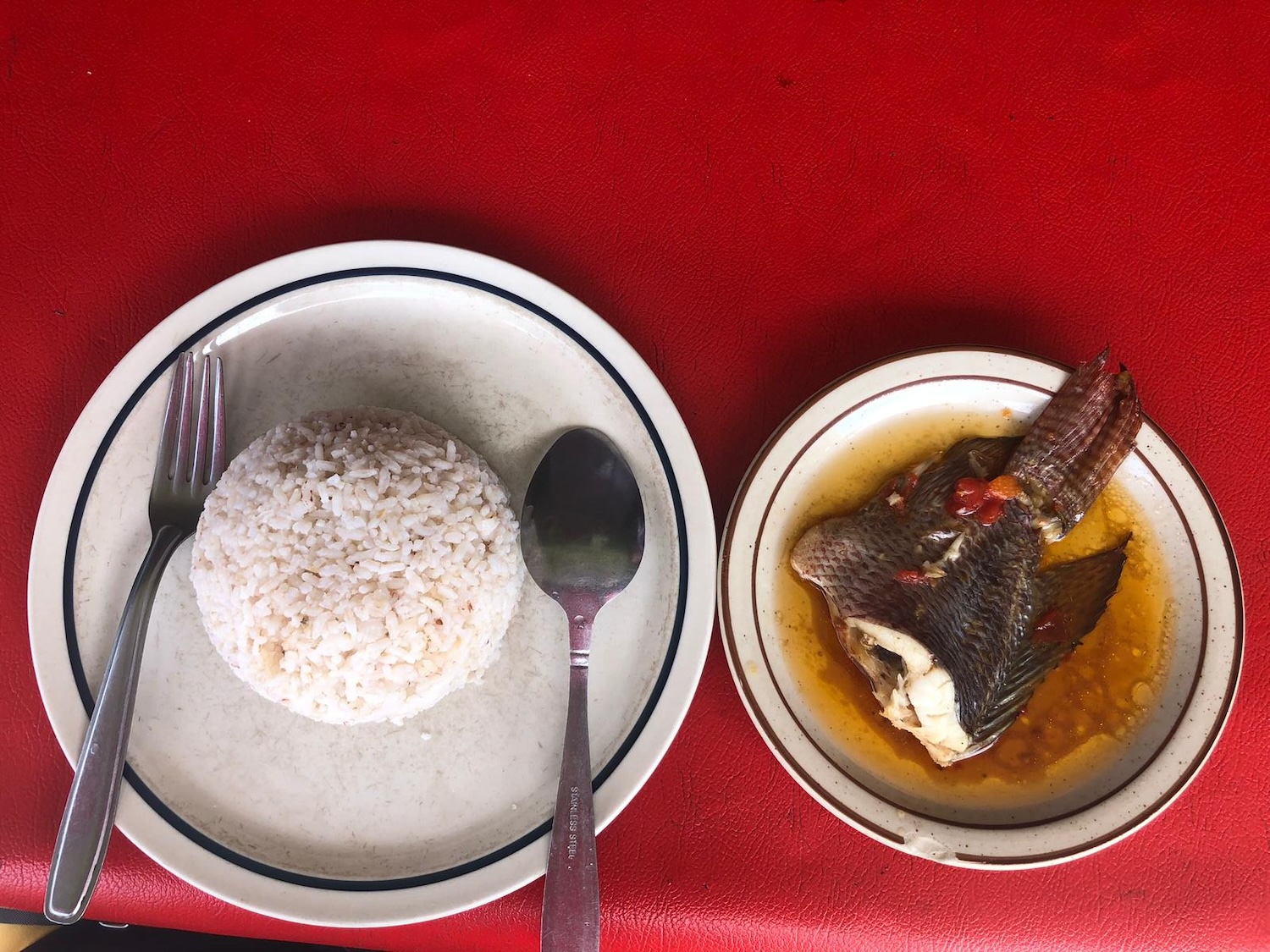 Ce plat, appelé poisson aux sauces est un des plats servis chaque jour dans des milliers d’hotelys, les restaurants populaires de tout Madagascar © Globe Reporters