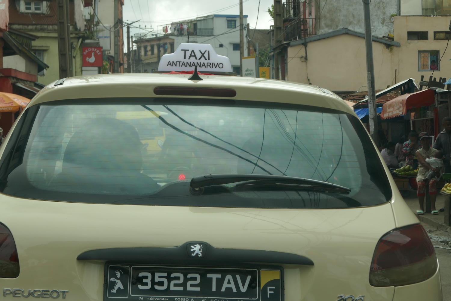 Les taxis de la capitale ont tous la même couleur. Ce sont de vieilles voitures bien entretenues © Globe Reporters