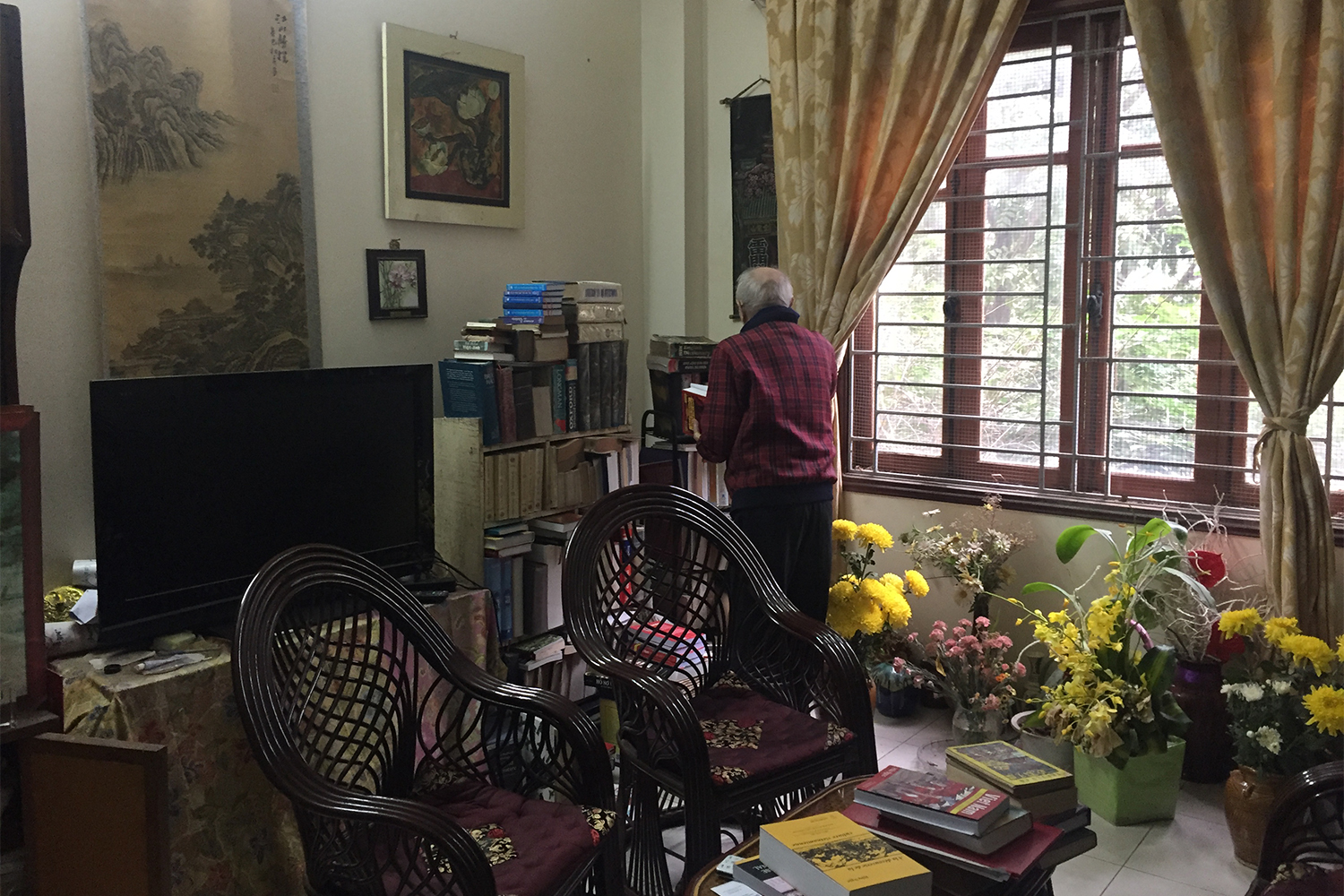 Pendant notre visite, Hữu Ngọc nous a montré les nombreux livres qu’il avait écrits, dont un ouvrage de 2000 pages sur la culture vietnamienne en français !