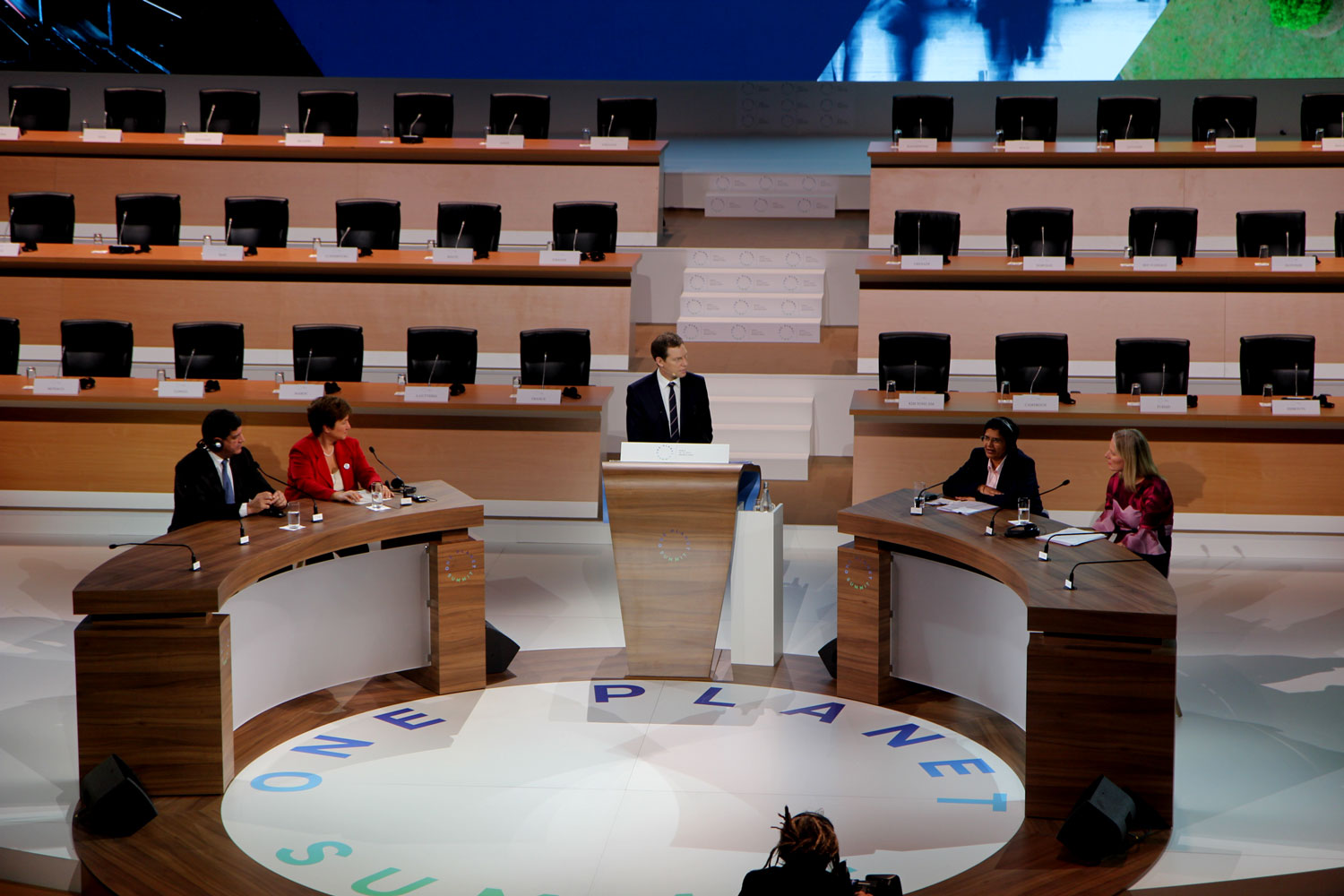 08 : Pour ce sommet international dont France 24 et RFI étaient partenaires, c’est Raphaël Kahane (France 24), au centre, qui a animé les débats 