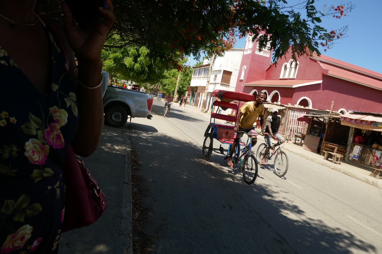 La rue où se situe l’organisation Bel Avenir et où passent des cyclo-bus, le moyen de transport dans la ville de Tuléar © Globe Reporters