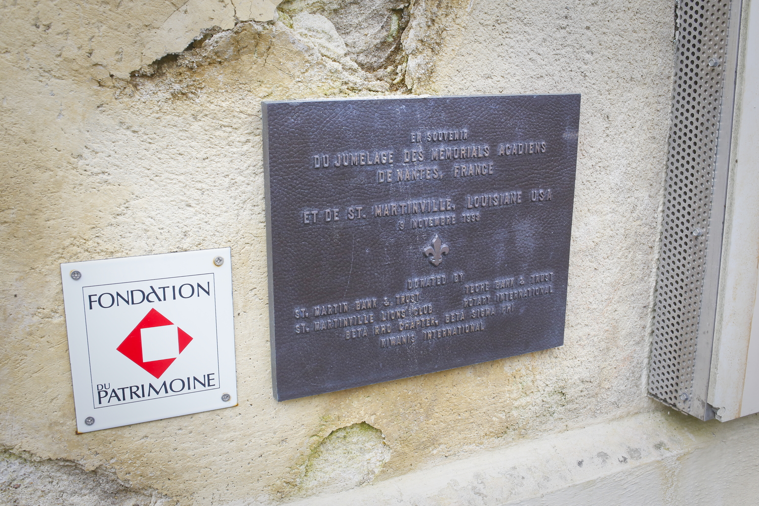 Une plaque qui commémore le jumelage des mémoriaux des Acadiens à Nantes et à Saint-Martinville en Louisiane © Globe Reporters
