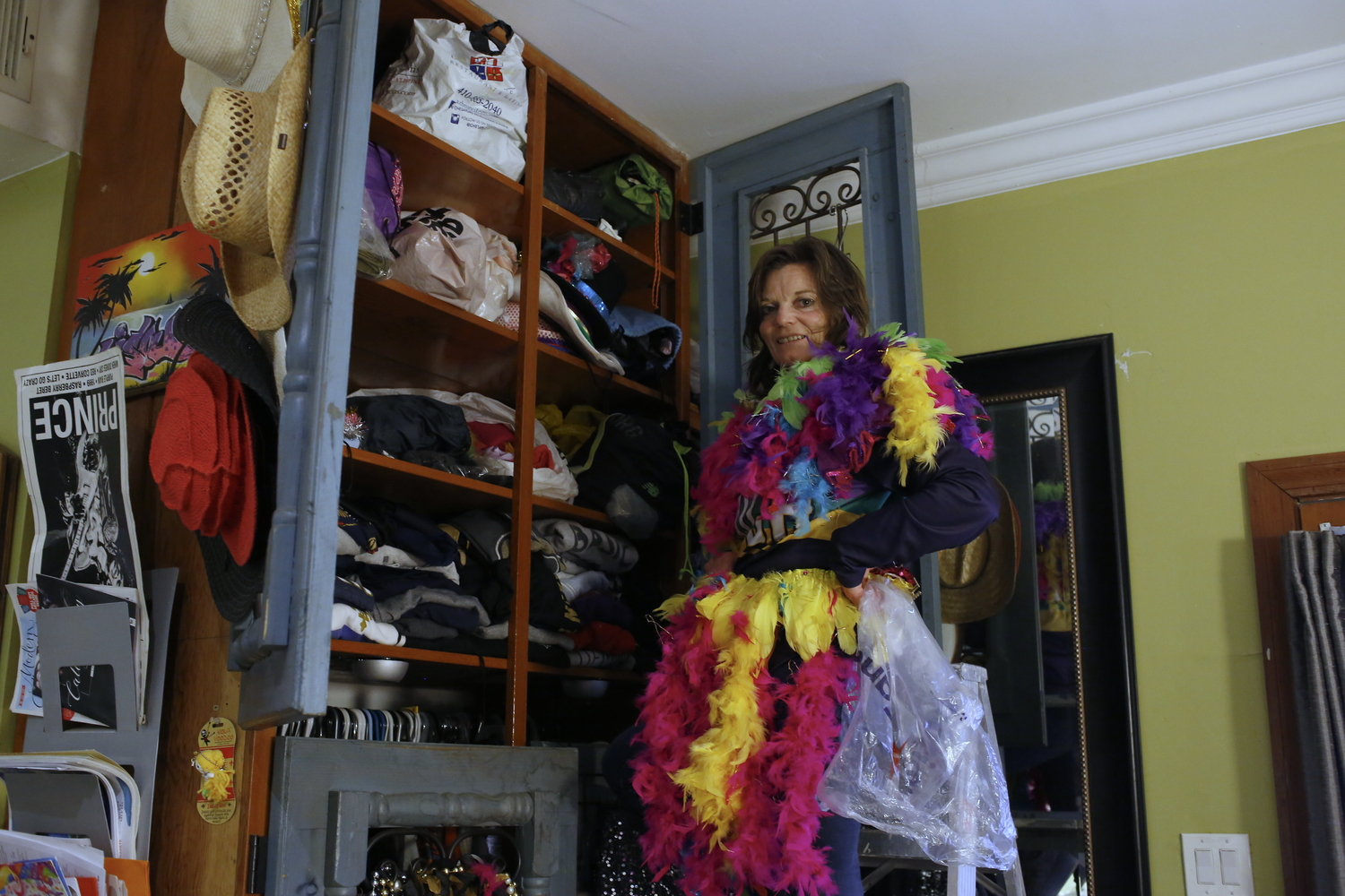 Élise consacre plusieurs étagères à ses costumes © Globe Reporters