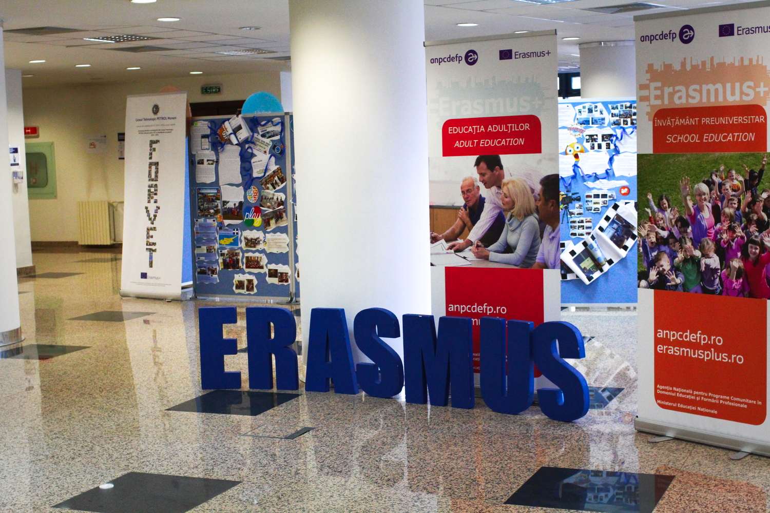 Dans la salle d’accueil de l’Agence Nationale, des panneaux d’affichage présentent de nombreux projets d’Erasmus +© Globe Reporters