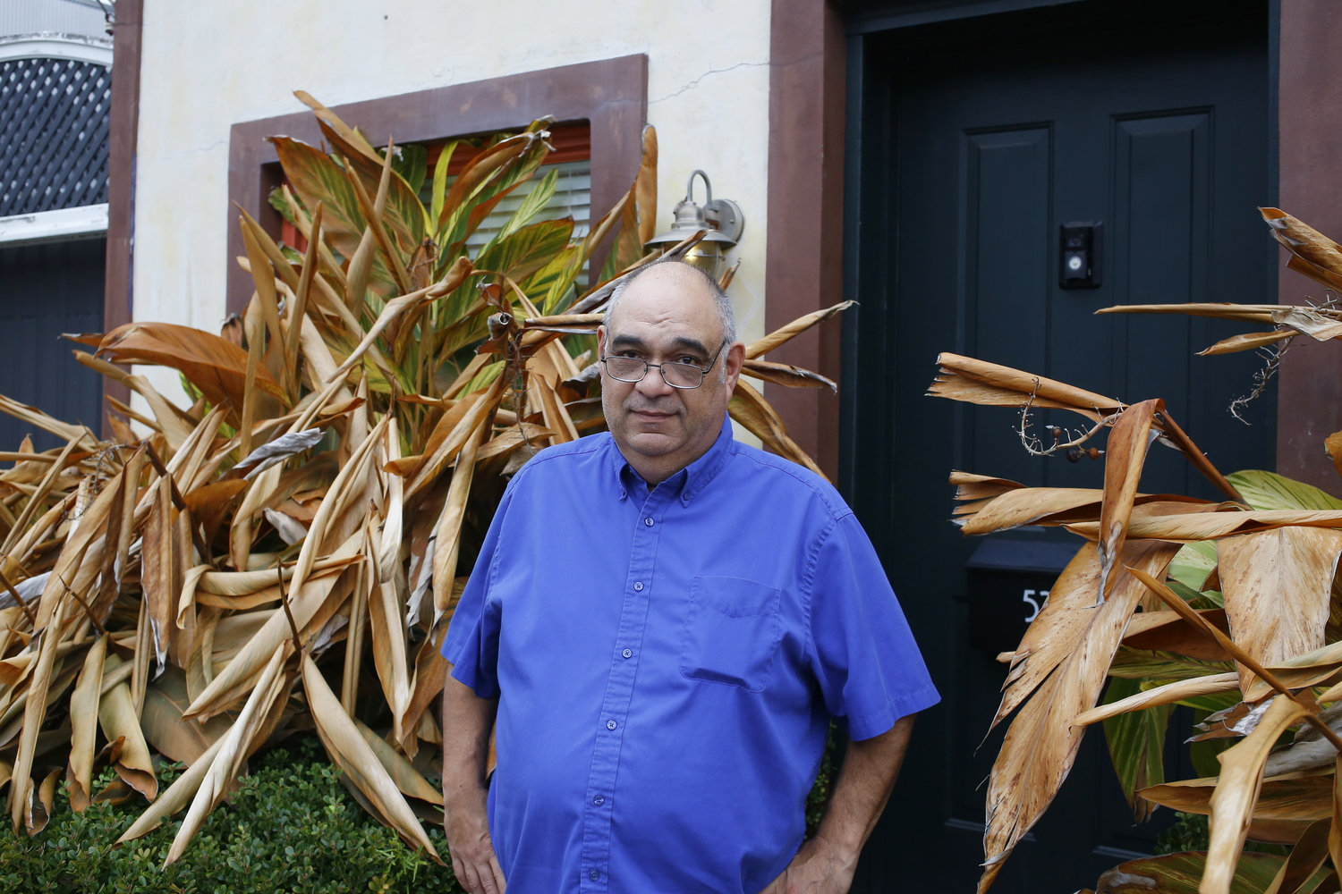Portrait de Frank PEREZ devant sa maison. Le gel de janvier a abîmé ses plantes © Globe Reporters