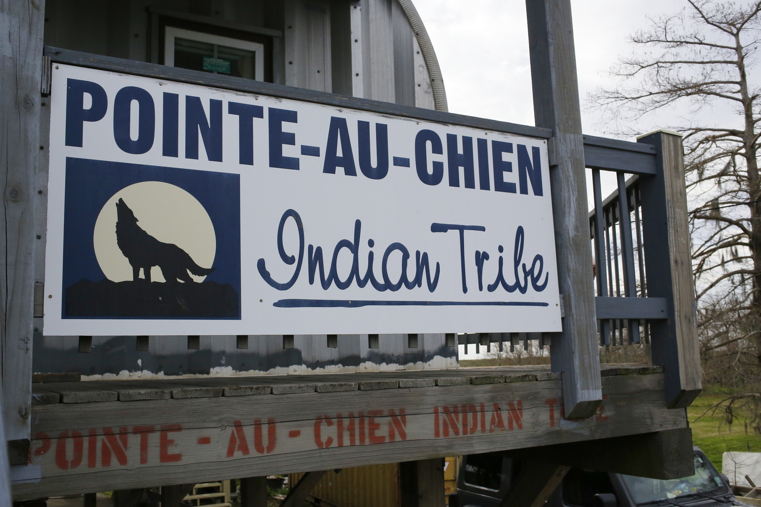 Panneau qui indique la tribu Pointe-au-Chien © Globe Reporters 