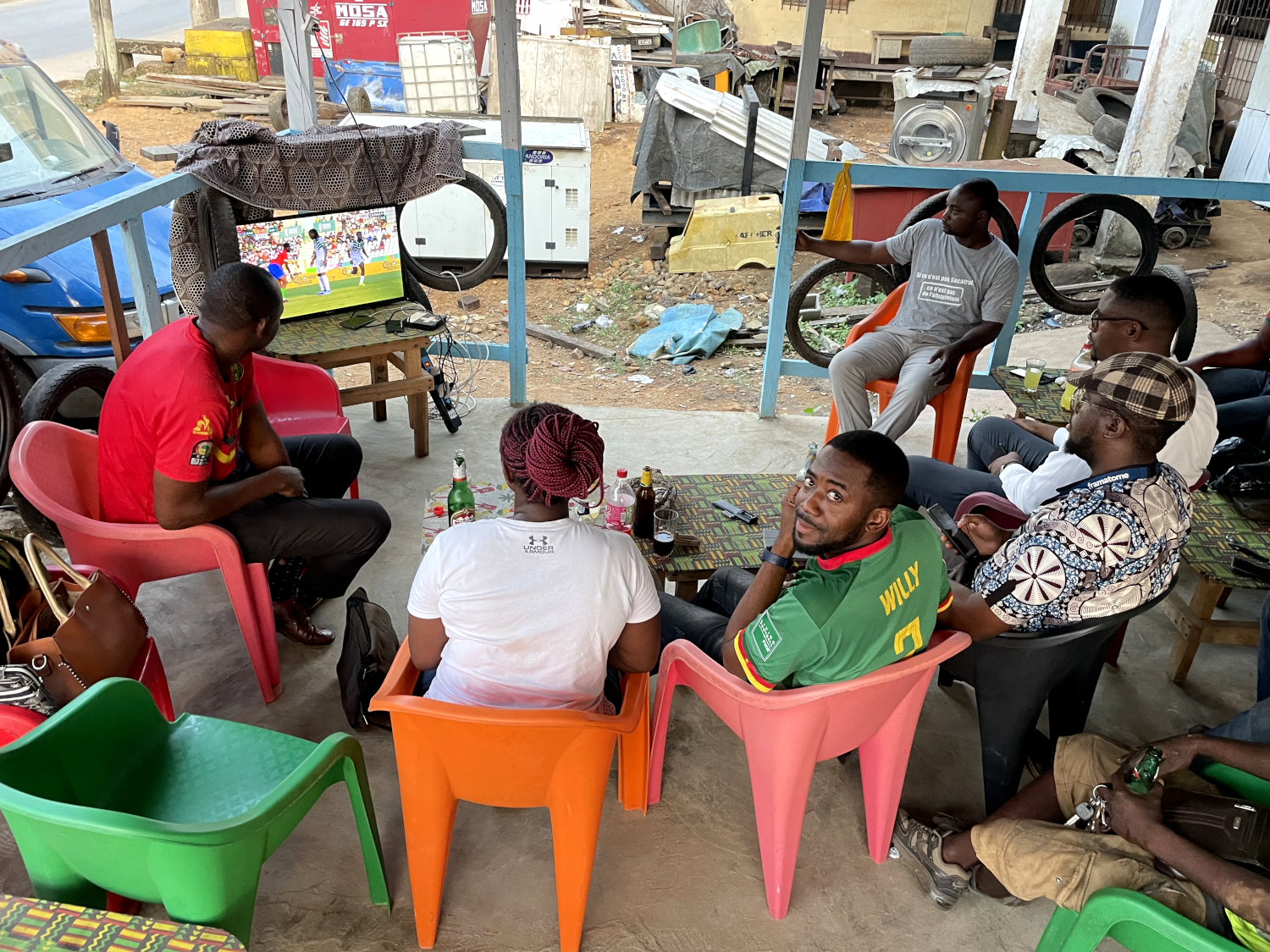 Match Cameroun-Gambie (3-2) dans un maquis (bar informel) de Kribi en compagnie d’Ulrich et Karen avec leurs collègues de la Station Spécialisée de Recherche sur les Écosystèmes Marins © Globe Reporters