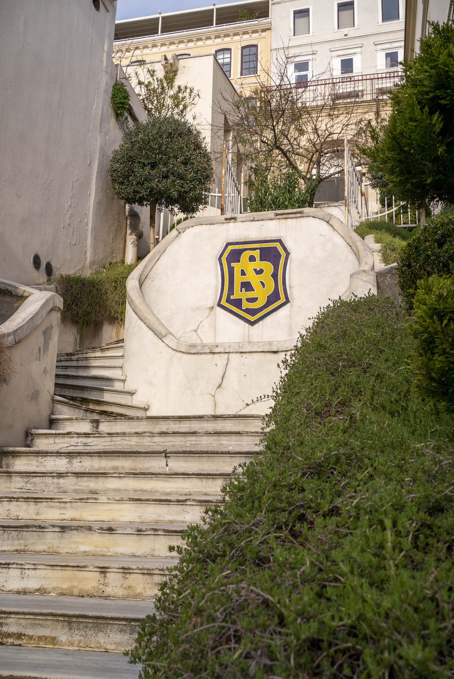 L’escalier, dans la cour du lycée © Globe Reporters