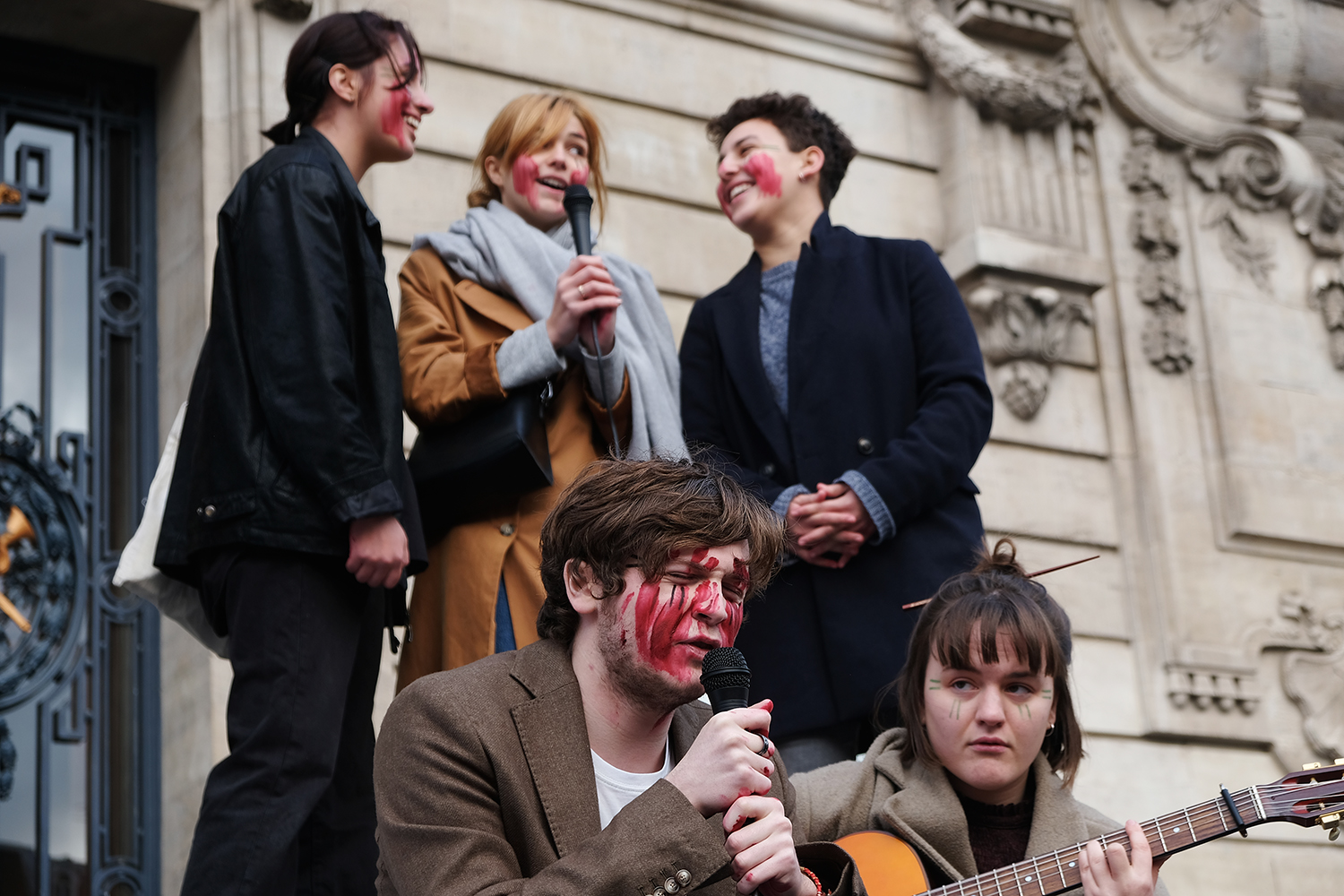 Maquillés de rouge pour symboliser la terre meurtrie, Gaultier et ses amies reprennent une chanson de la chanteuse norvégienne Aurora © Globe Reporters