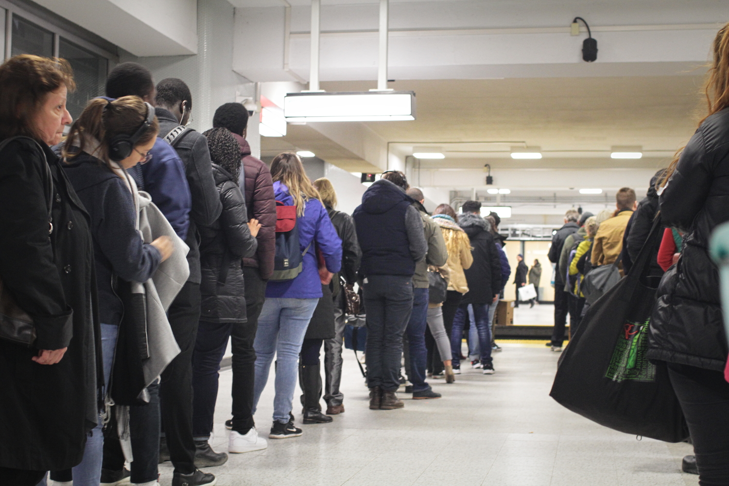 Au retour, file d’attente au métro. Que ce soit pour le bus ou pour le métro, les Montréalais attendent en file indienne avant de pouvoir y monter. 