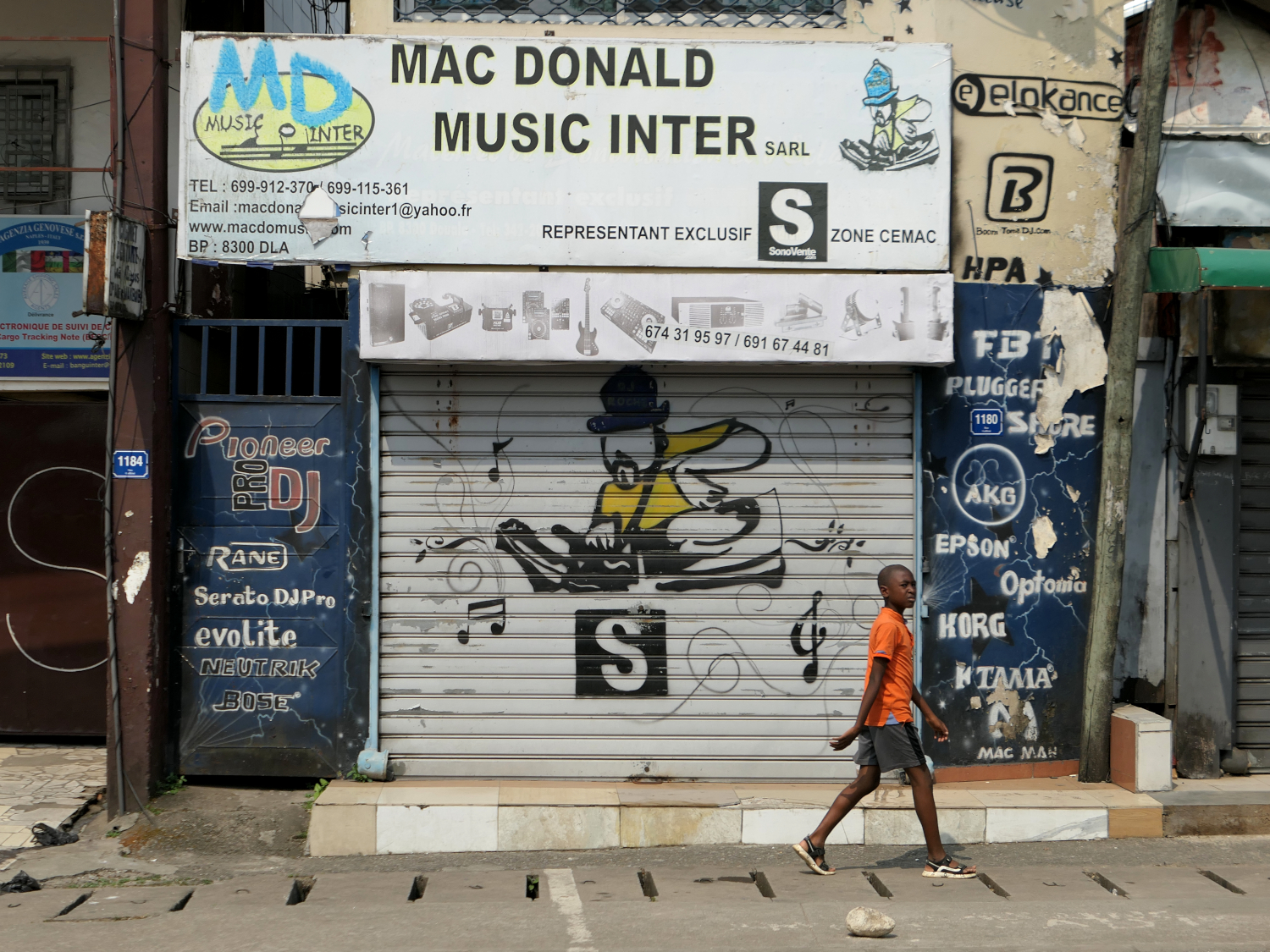 La musique est présente partout à Douala, ici un magasin de matériel de musique © Globe Reporters