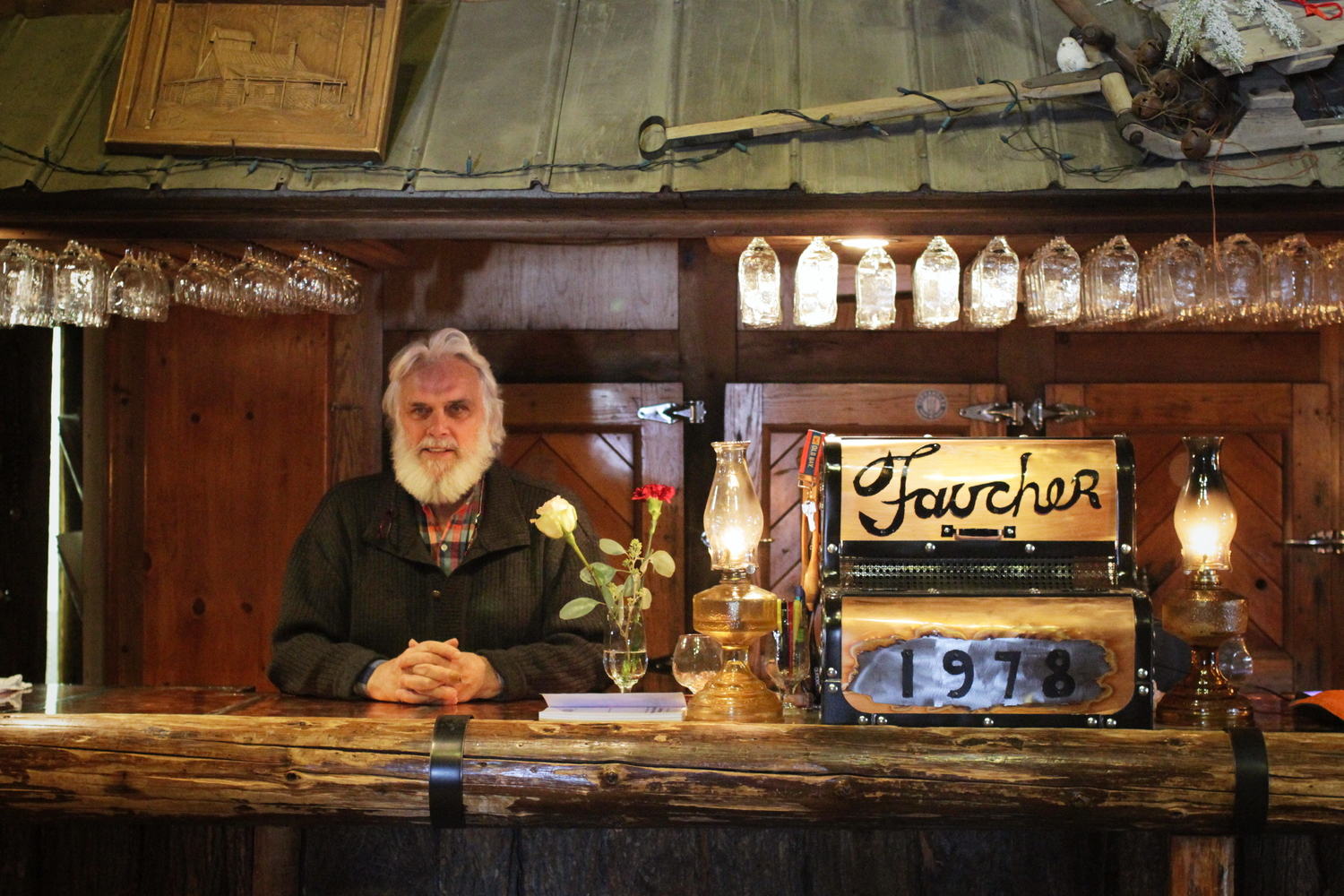 Pierre FAUCHER au bar de la Sucrerie.