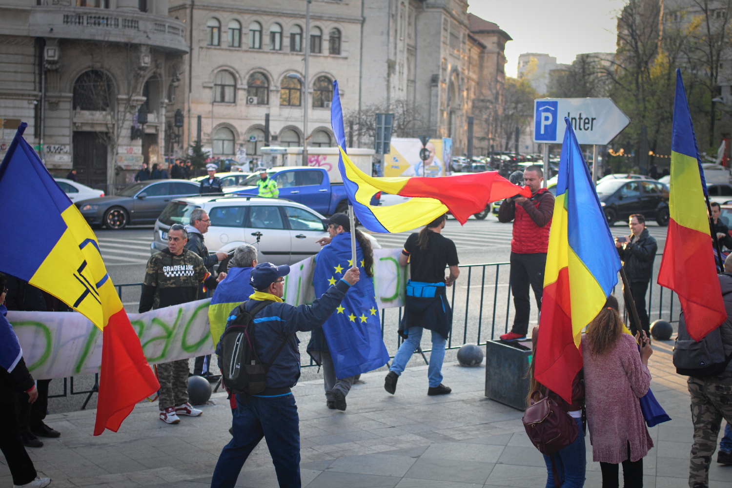 Dans chaque manifestation en Roumanie se cachent quelques drapeaux de l’UE, pour montrer le soutien des Roumains à celle-ci.