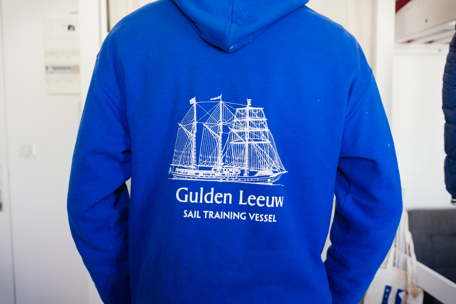 Thomas LESAGE montre le sweat du Gulden Leeuw, qui veut dire Lion d’or, en hollandais, le nom du bateau-école sur lequel il est parti étudier quatre mois © Globe Reporters