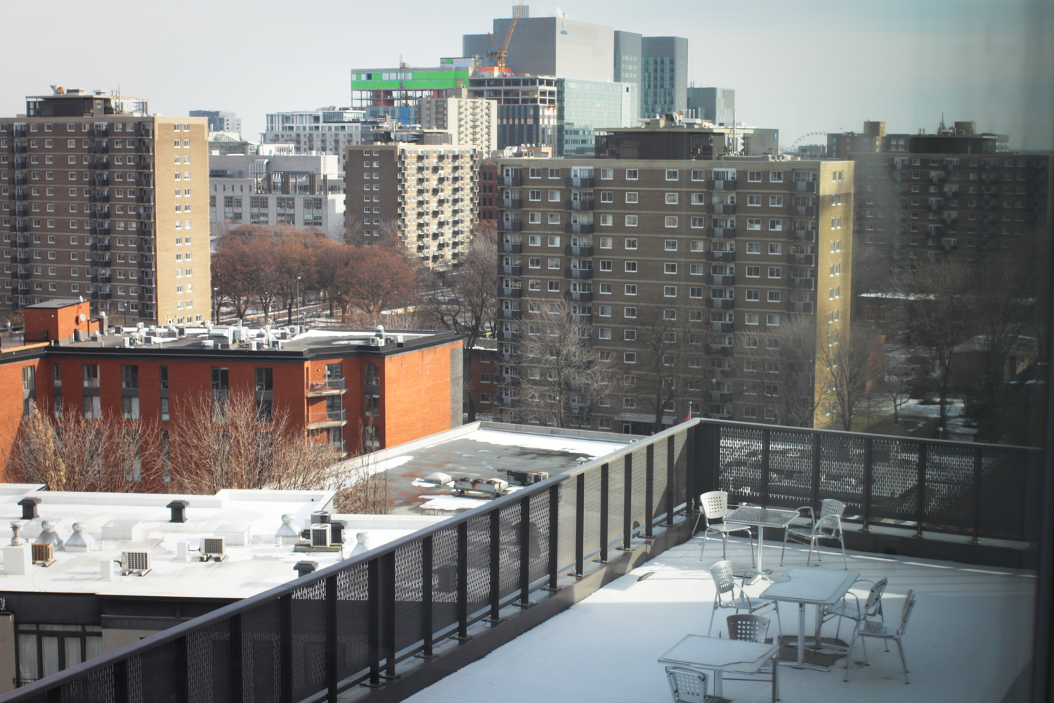 Une vue sur la terrasse du bâtiment et sur la ville de Montréal.