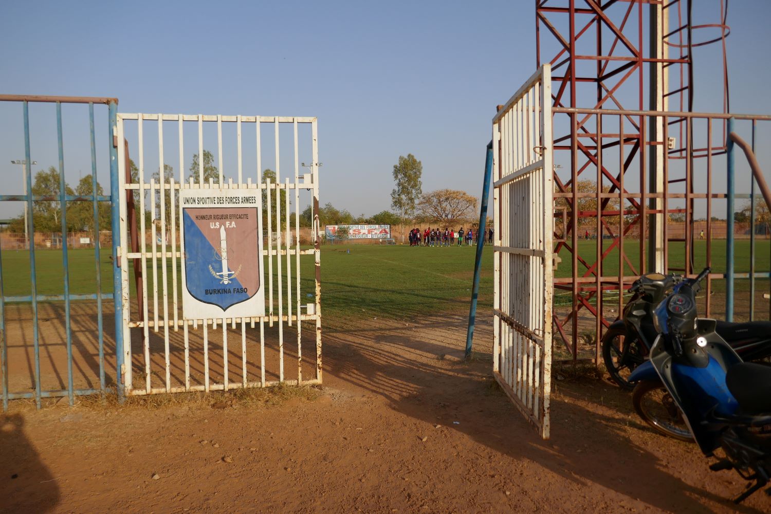 Entrée du stade de l’USFA dont la capacité est de 9 000 supporters. Le stade est situé au nord de Ouagadougou © Globe Reporters