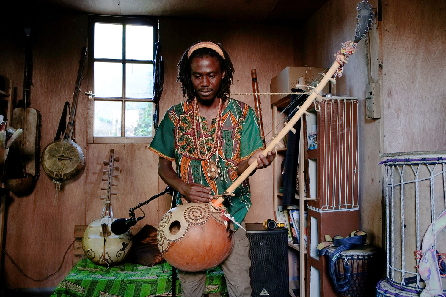 Il nous fait également découvrir le n’goni, un instrument venu d’Afrique de l’Ouest. 