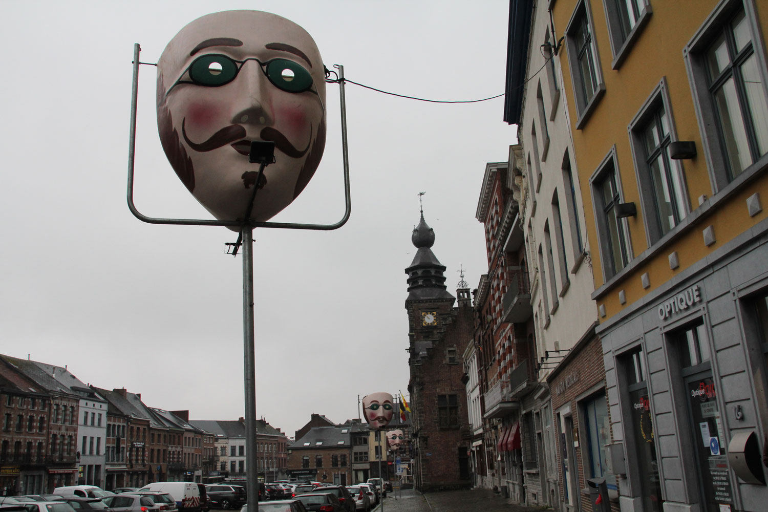 Même sans carnaval, les masques animent la grande place de Binche © Globe Reporters