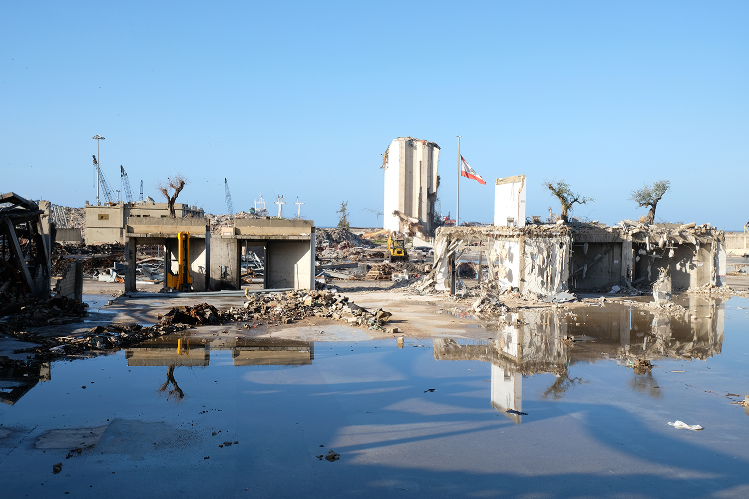 Aux alentours de l’explosion, la zone du port est encore complètement détruite © Globe Reporters