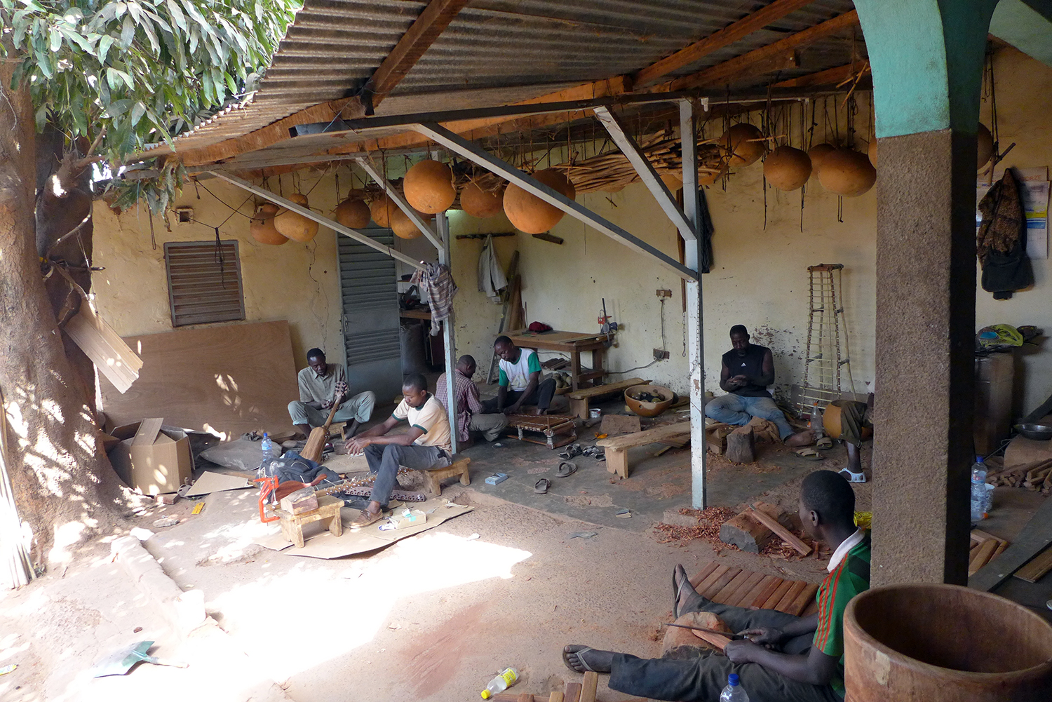 Les artisans griots de Bara Gnouma travaillent dans une bonne ambiance.