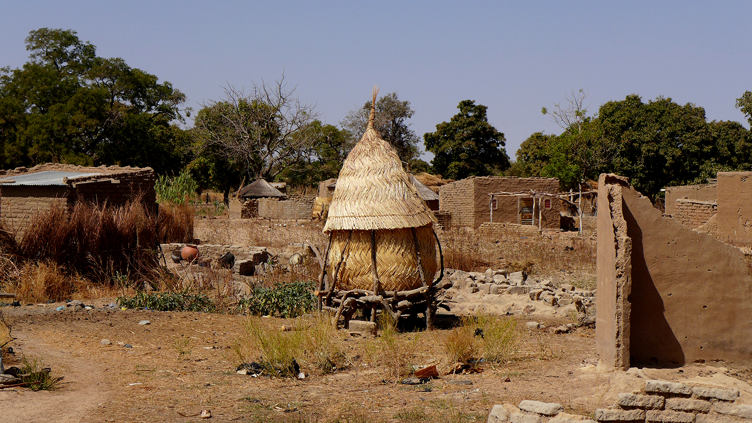 Voici un grenier typique pour stocker les grains de mil, une céréale très utilisée dans l’alimentation des Burkinabés. 