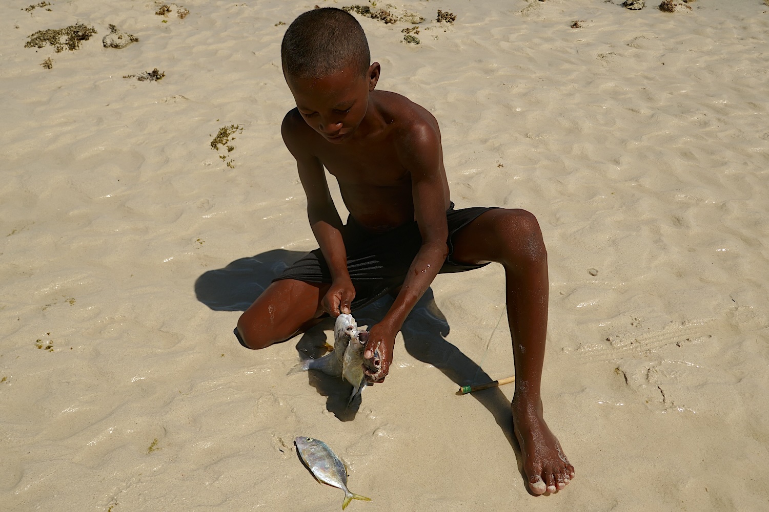 Si les filles sont chargées d’aller chercher de l’eau, les garçons doivent apprendre à pêcher avec leurs pères © Globe Reporters