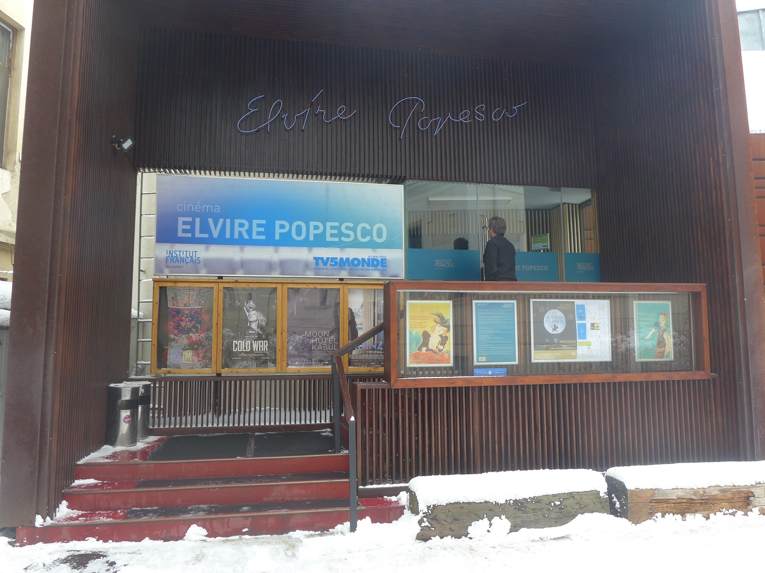 Derrière l’institut, il y a une salle de cinéma, qui attire beaucoup de spectateurs. Il s’appelle Elvire Popesco, du nom d’une actrice franco-roumaine du XXe siècle.