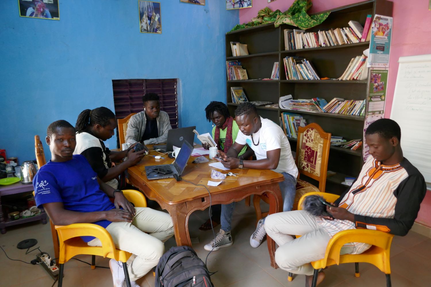 Quelques jeunes lisent et travaillent à Boul-Yam © Globe Reporters
