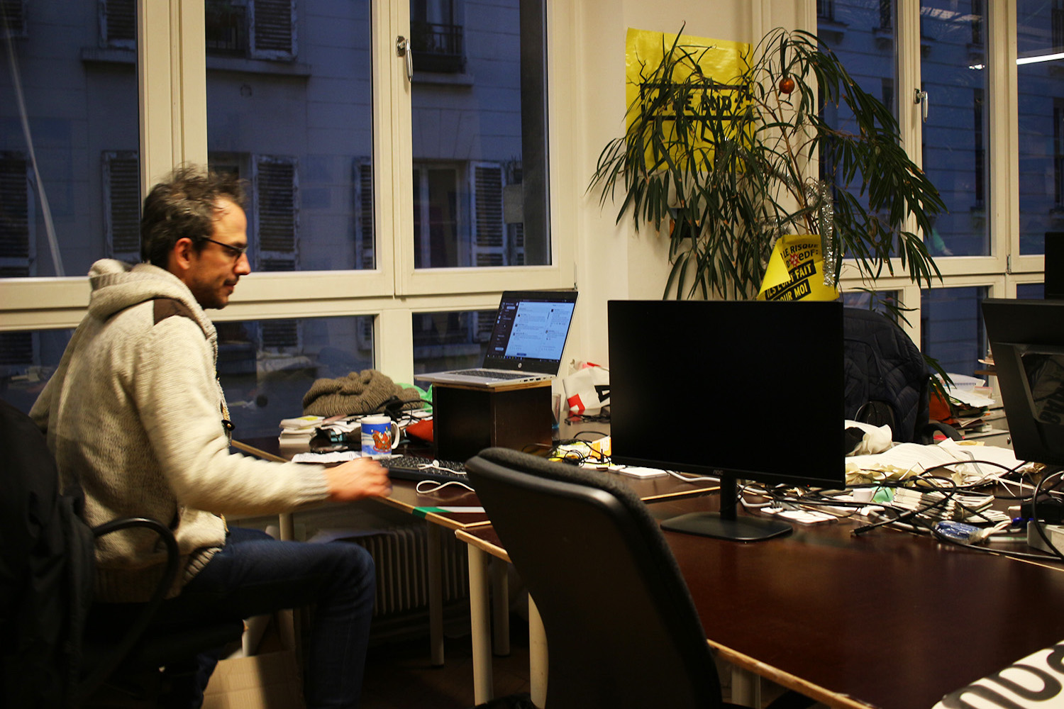 Alexis CHAILLOUX, installé à son bureau © Globe Reporters