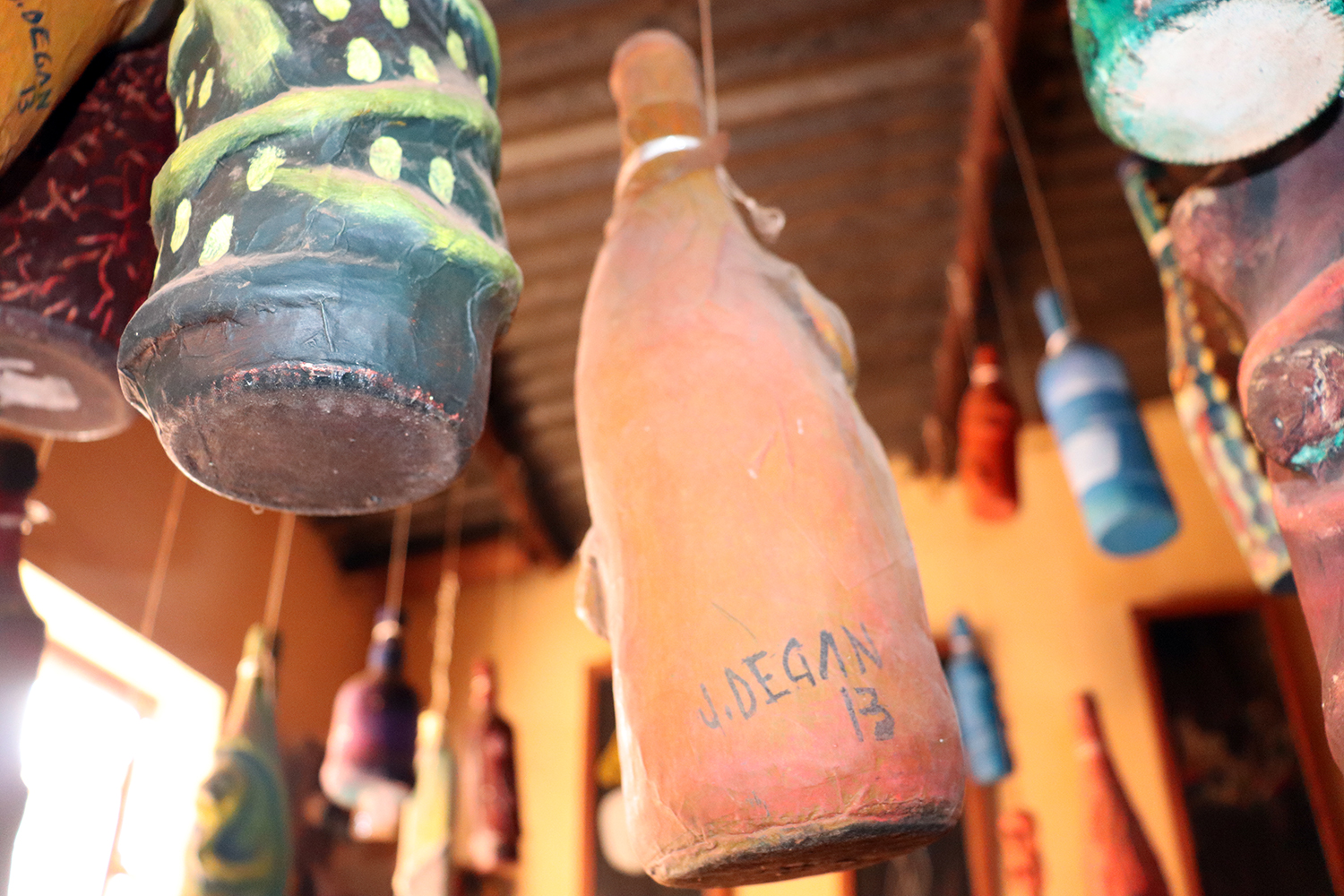Les bouteilles servent pour les cérémonies vaudou. Julien DEGAN fait une installation de ces objets de culte. 