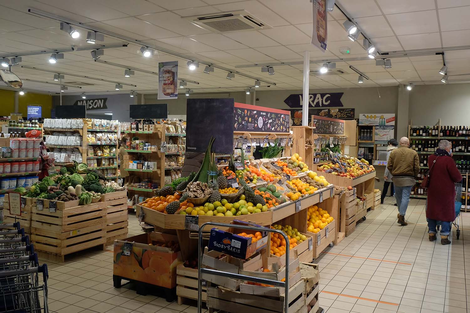 Le rayon fruits et légumes est un des rayons les plus importants pour les clients de ce magasin bio © Globe Reporters