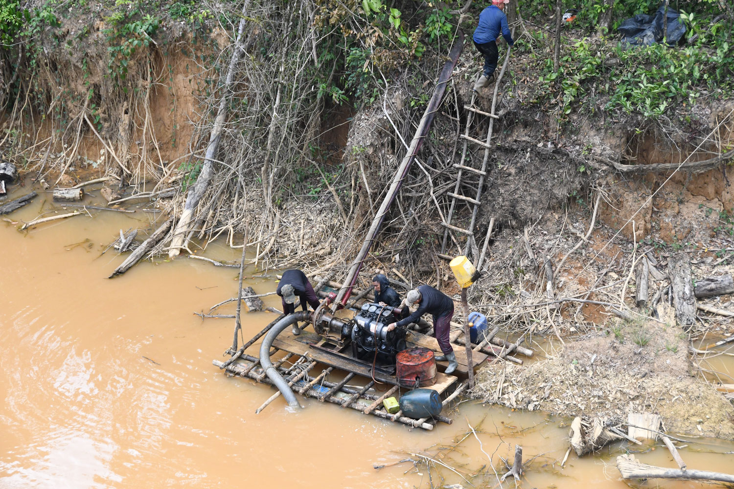 Montage du matériel pour extraire l’or – crédit Parc amazonien de Guyane