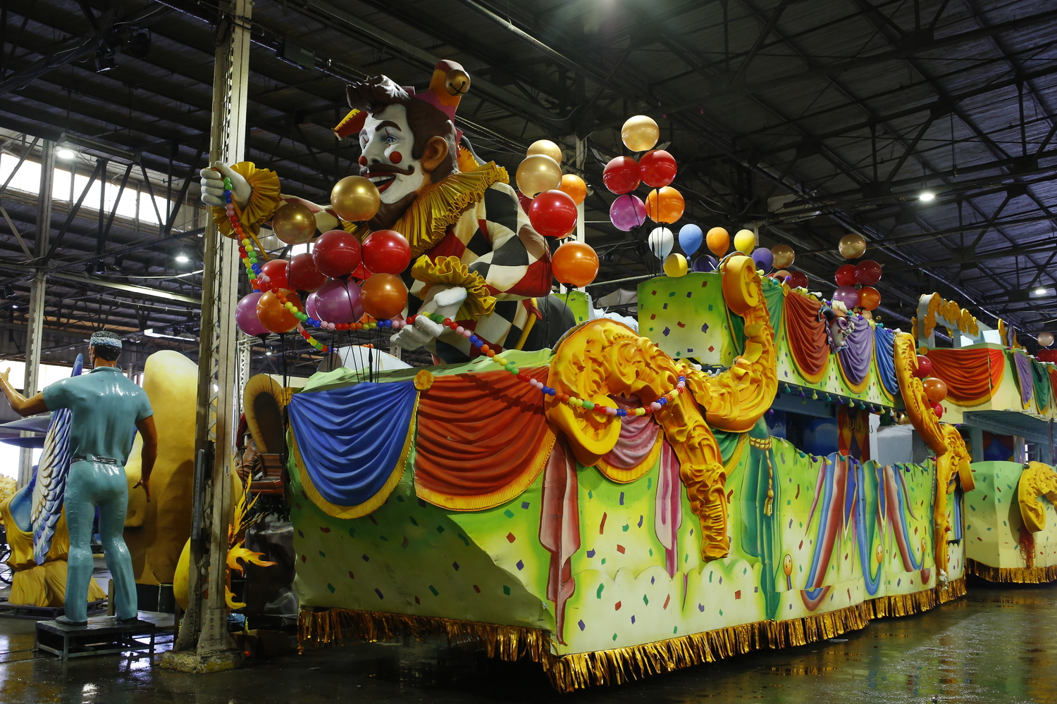 Mardi Gras World est une attraction qui permet de voir les différents ateliers d’artistes et de confection des chars. Ici des chars sont exposés © Globe Reporters