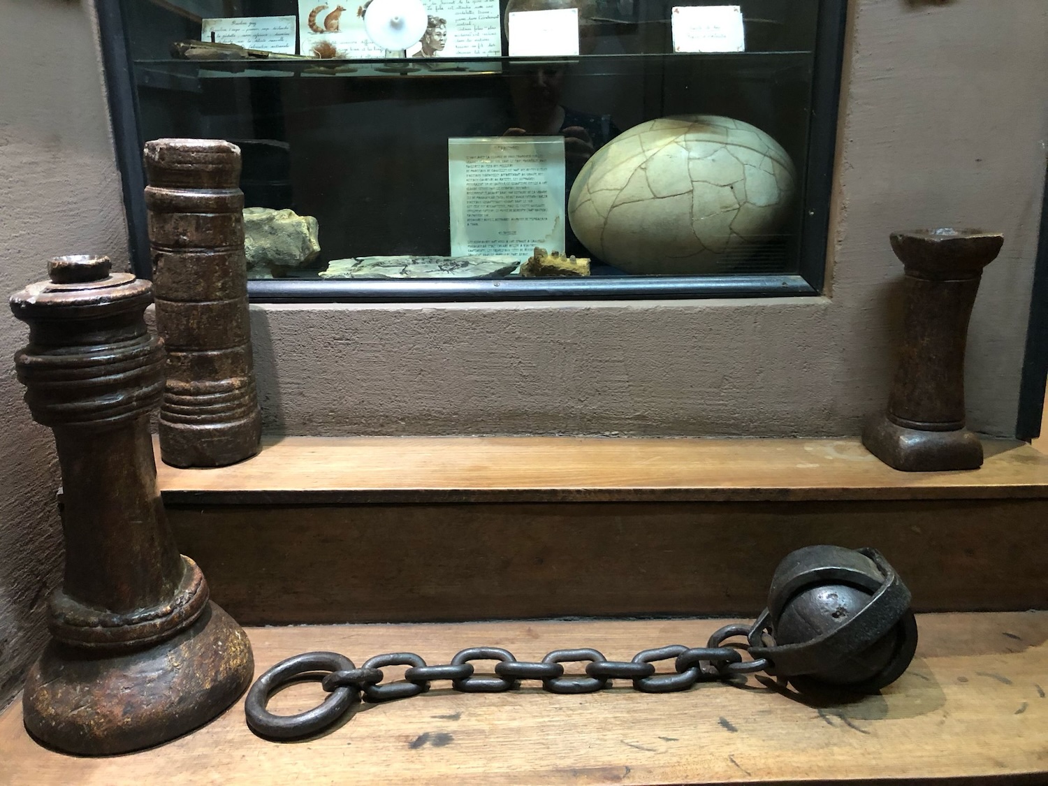 Dans ce groupe d’objets, des chaînes utilisées pour attacher les prisonniers pendant l’époque coloniale © Globe Reporters